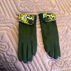 Cute fleece black and leopard print gloves. NWT